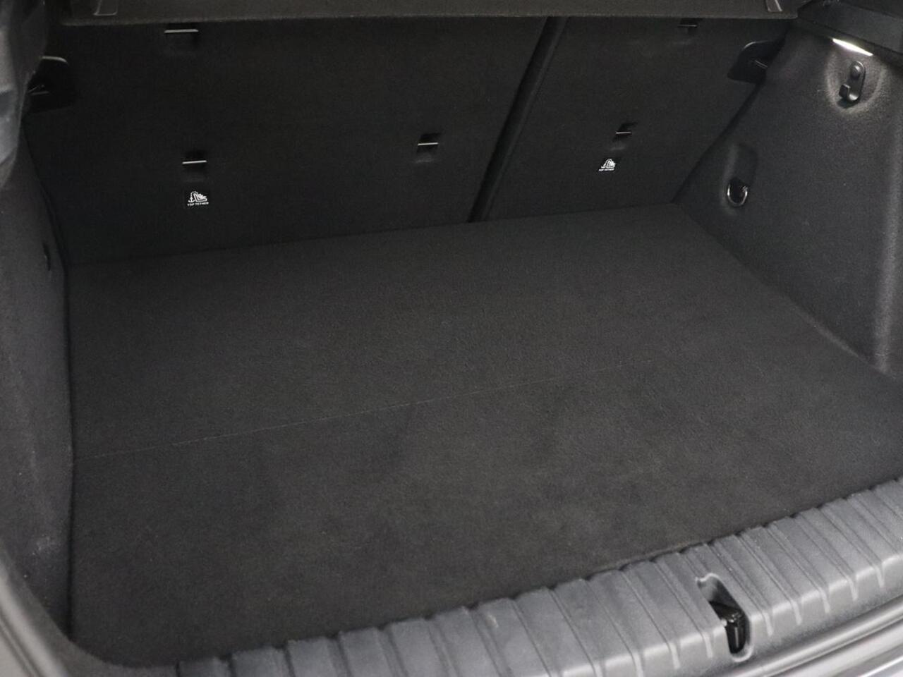 BMW 1-SERIE 118i Executive | Sport Line | Camera | Carplay | Sportstoelen | Live Cockpit | Navigatie | Full LED | Climate control | Sfeerverlichting | Cruise control | Park Assist | Bluetooth | Getint glas