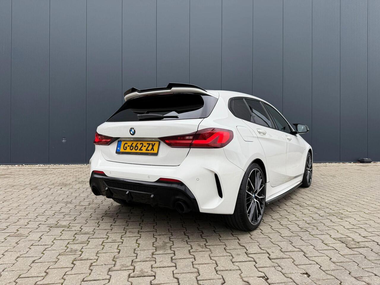 BMW 1-SERIE 118i M-Sport / Leder / Pano / Sfeerverlichting