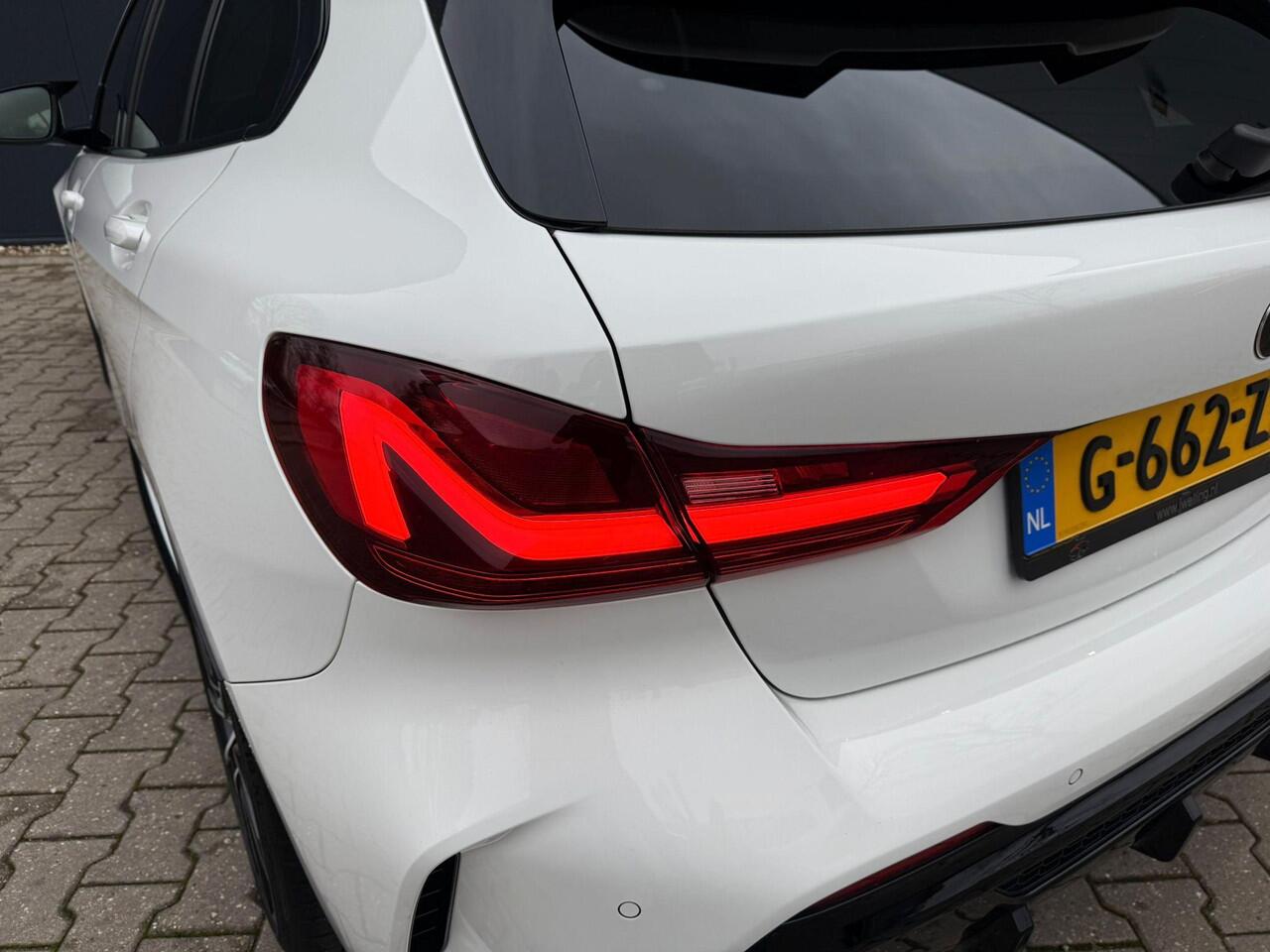 BMW 1-SERIE 118i M-Sport / Leder / Pano / Sfeerverlichting