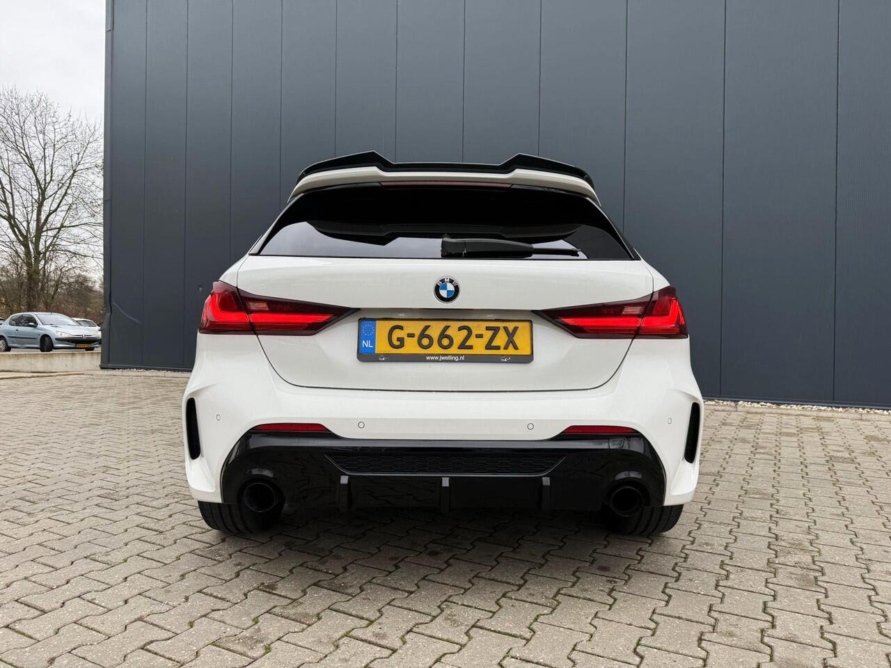 BMW 1-SERIE 118i M-Sport / Leder / Pano / Sfeerverlichting