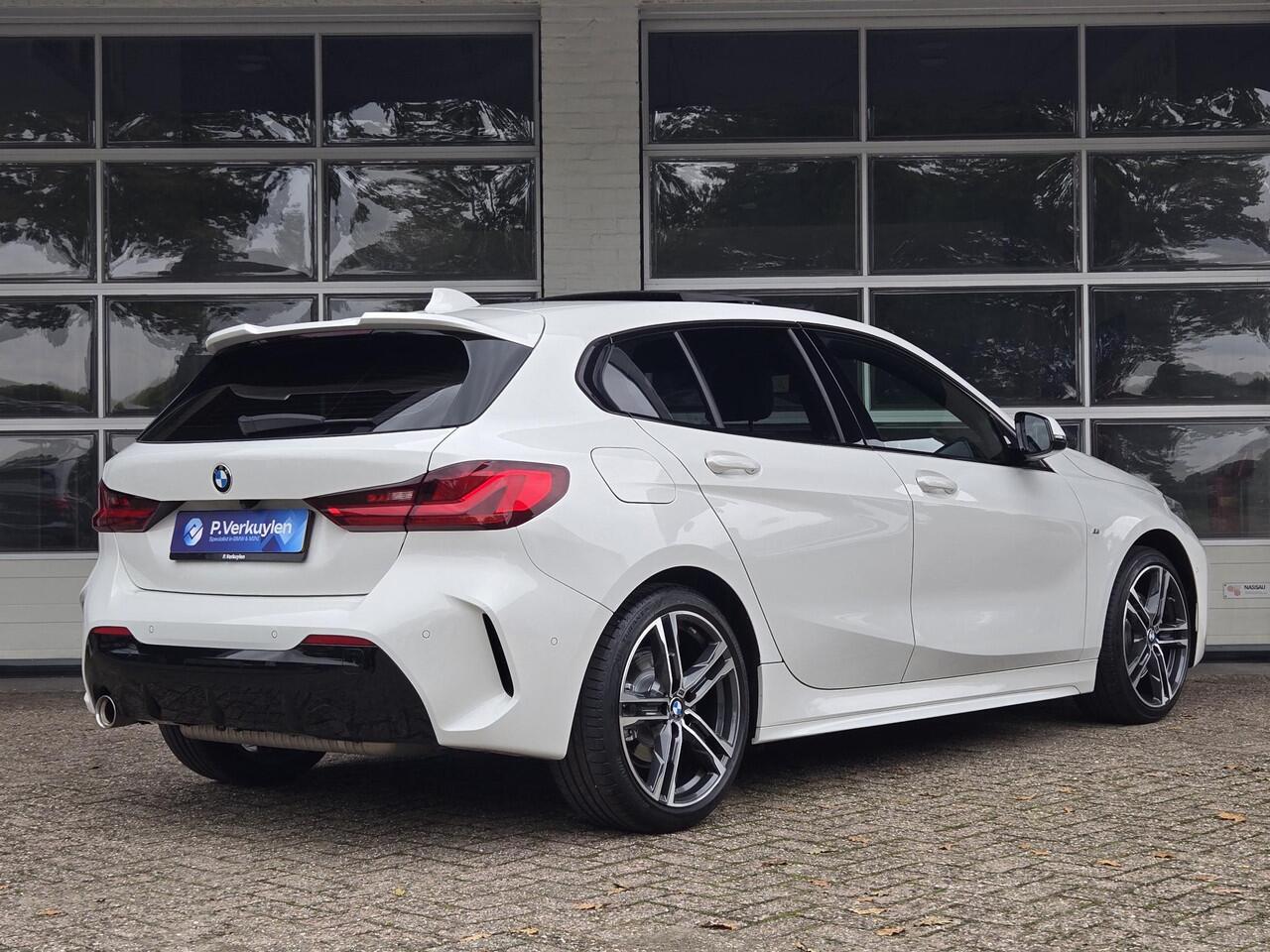 BMW 1-SERIE 118i High M SPORT | PANORAMA | CAMERA | LEDER | SPORTSTOELEN | 18 INCH LM VELGEN | TREKHAAK |