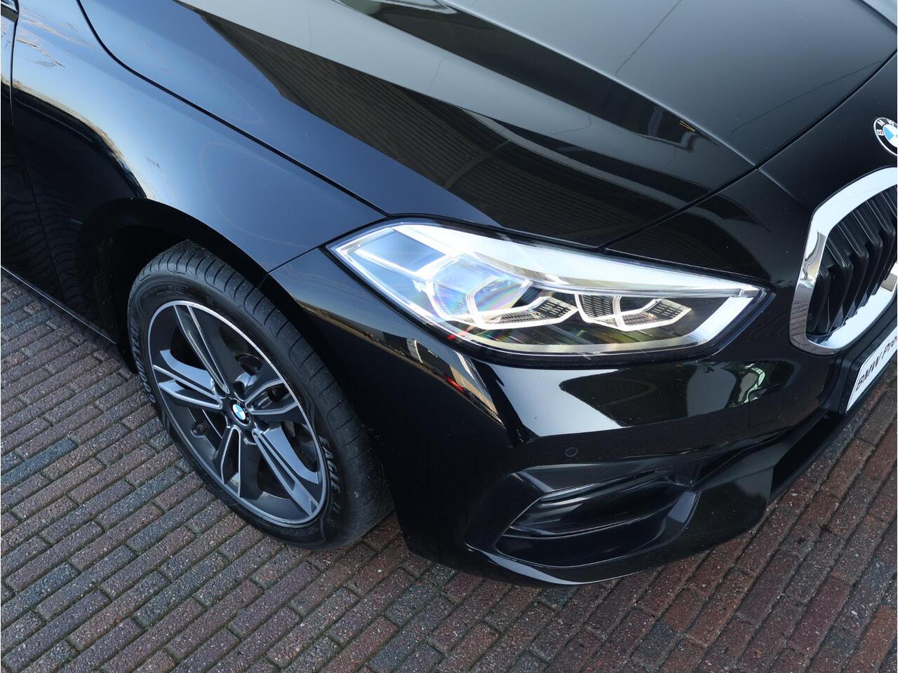 BMW 1-SERIE 118i Executive Edition Sport Line/ Cruise Control/ HiFi/ Shadow Line/ Live Cockpit Professional/ Stoelverwarming/ Sportstoelen