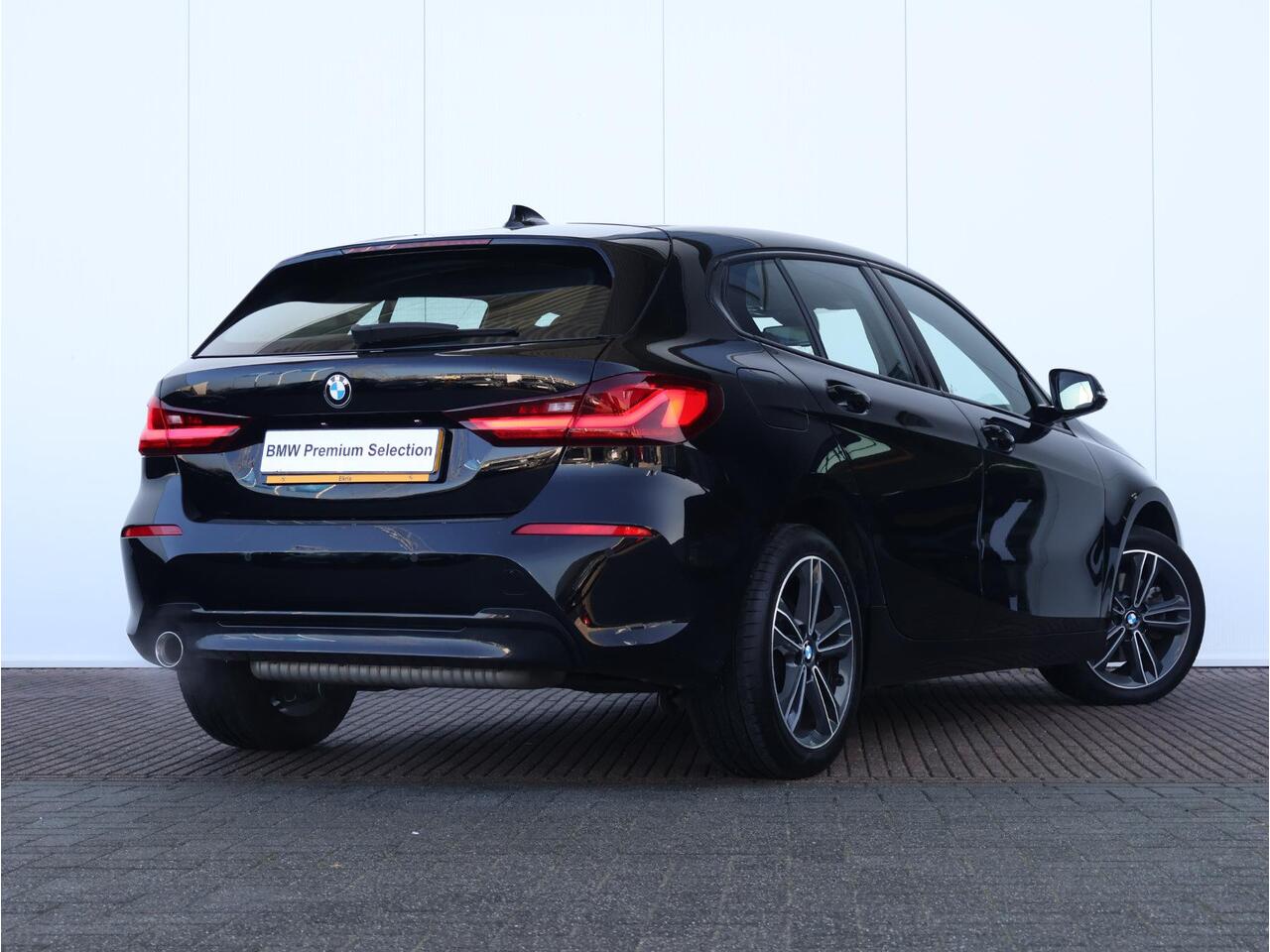 BMW 1-SERIE 118i Executive Edition Sport Line/ Cruise Control/ HiFi/ Shadow Line/ Live Cockpit Professional/ Stoelverwarming/ Sportstoelen