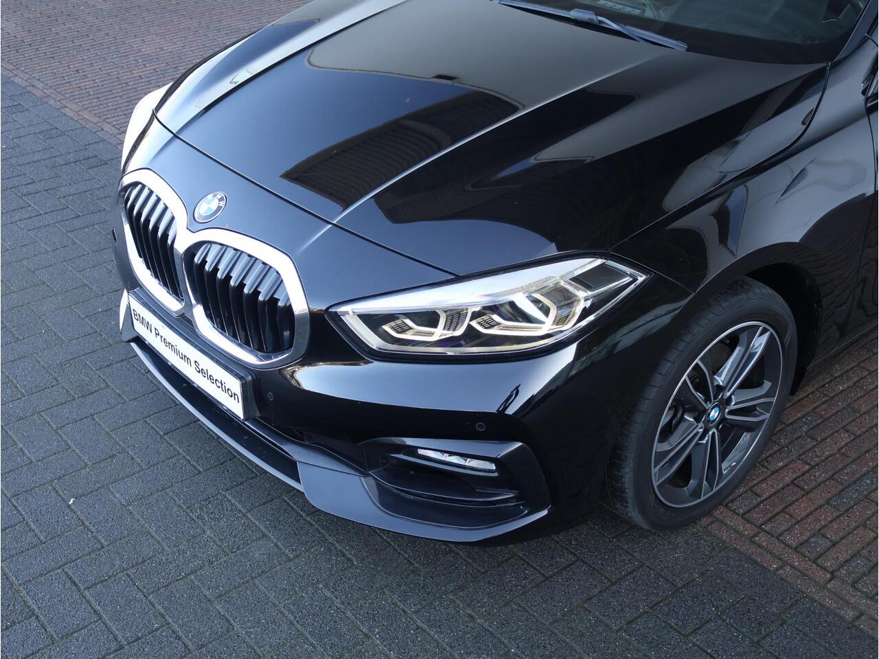 BMW 1-SERIE 118i Executive Edition Sport Line/ Cruise Control/ HiFi/ Shadow Line/ Live Cockpit Professional/ Stoelverwarming/ Sportstoelen