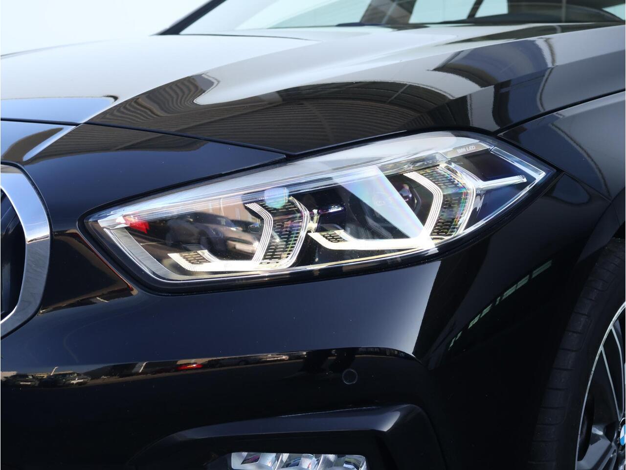 BMW 1-SERIE 118i Executive Edition Sport Line/ Cruise Control/ HiFi/ Shadow Line/ Live Cockpit Professional/ Stoelverwarming/ Sportstoelen