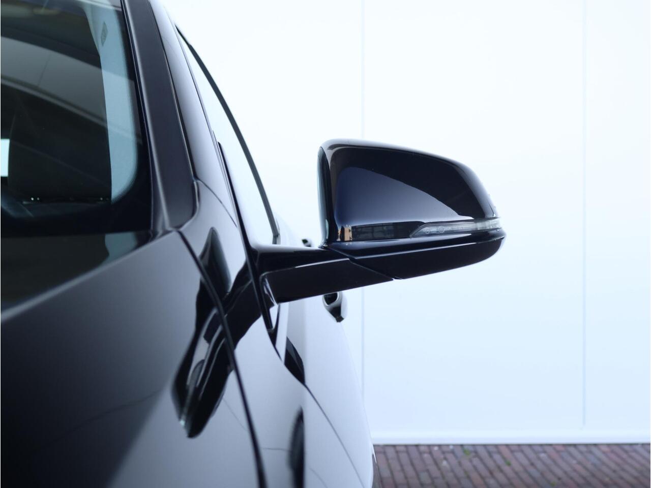 BMW 1-SERIE 118i Executive Edition Sport Line/ Cruise Control/ HiFi/ Shadow Line/ Live Cockpit Professional/ Stoelverwarming/ Sportstoelen