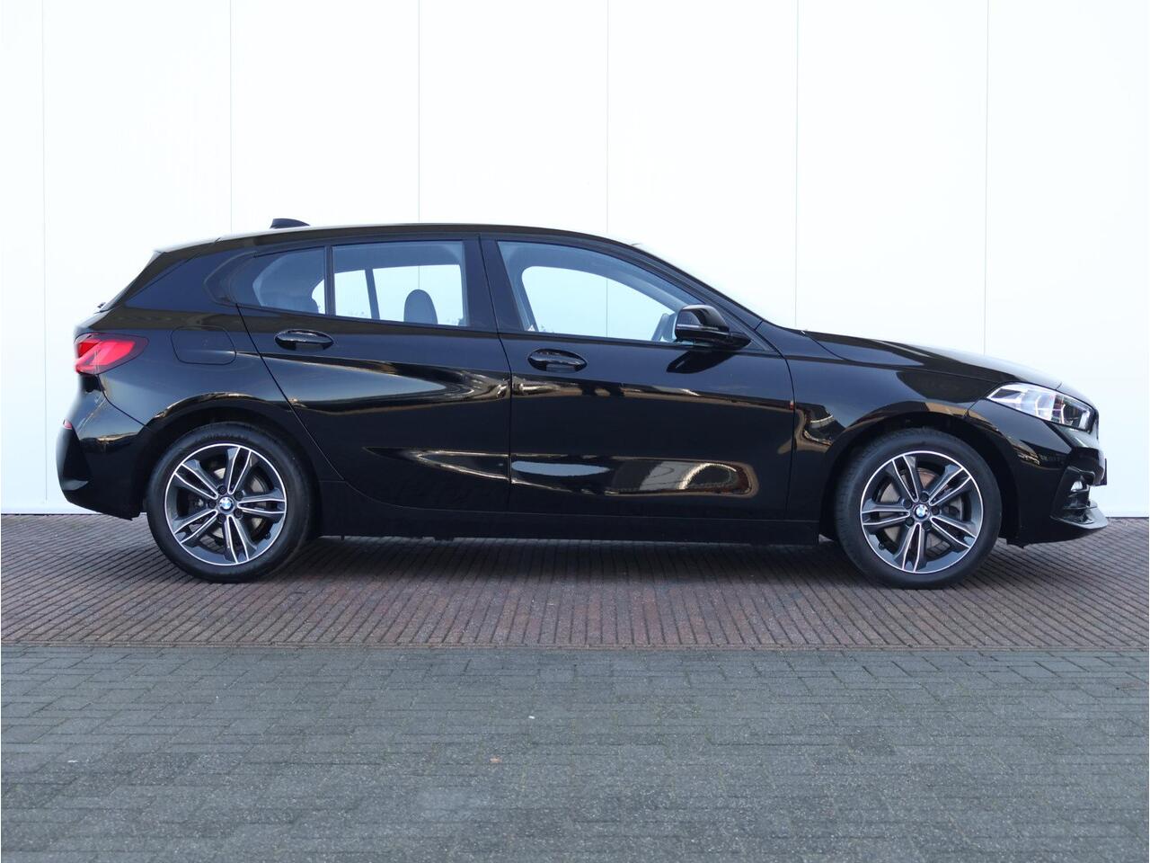 BMW 1-SERIE 118i Executive Edition Sport Line/ Cruise Control/ HiFi/ Shadow Line/ Live Cockpit Professional/ Stoelverwarming/ Sportstoelen