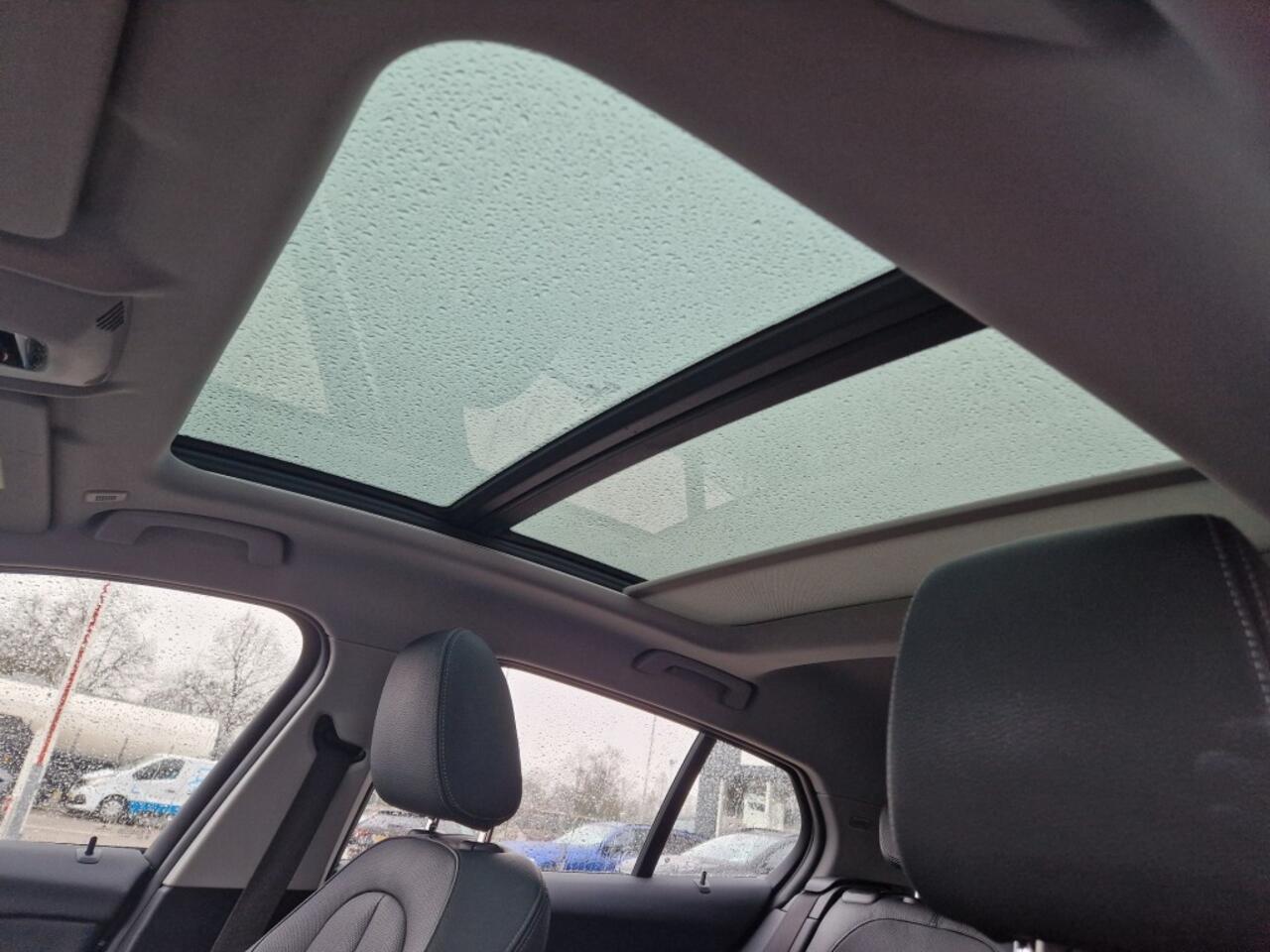 BMW 1-SERIE 118I High Executive Leder Navi Panorama Climate Cruise LM17 Mooi!