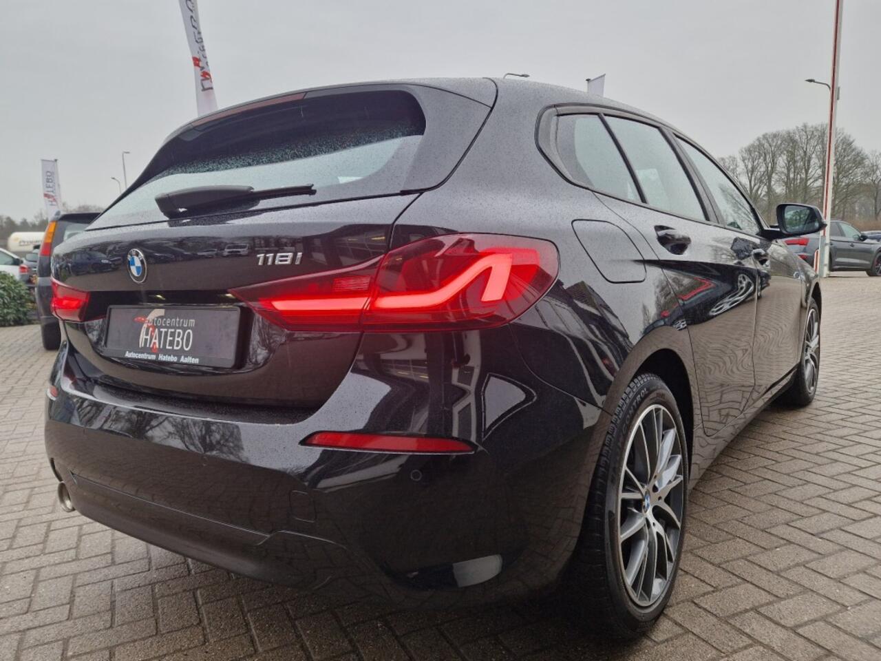 BMW 1-SERIE 118I High Executive Leder Navi Panorama Climate Cruise LM17 Mooi!