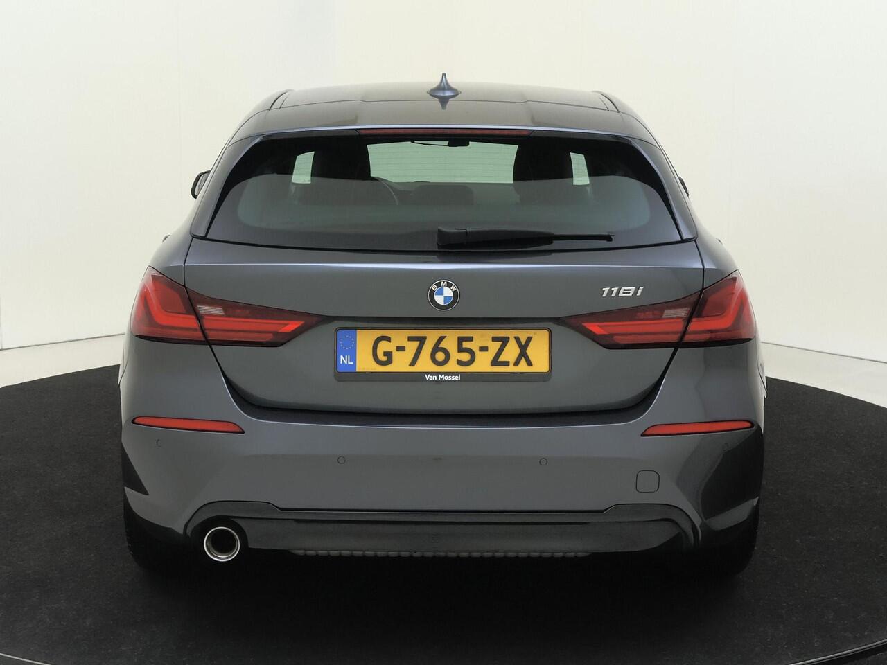 BMW 1-SERIE 118i Executive Edition | Navigatie | LM Velgen | Trekhaak