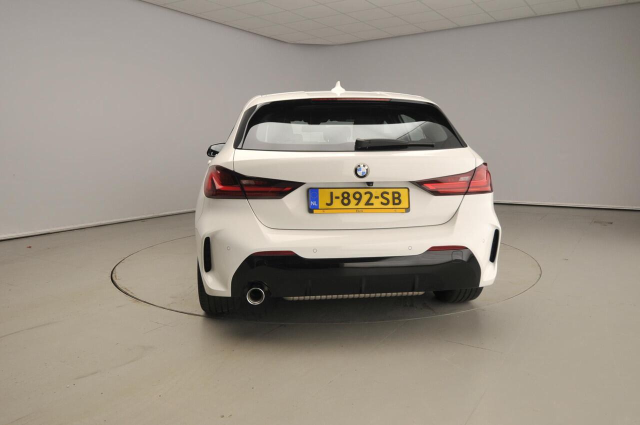 BMW 1-SERIE 5-Deurs 118i | M-Sportpakket | LED | Navigatie | Schuifdak | Sportstoelen | DAB | Harman-kardon sound | Alu 17 inch
