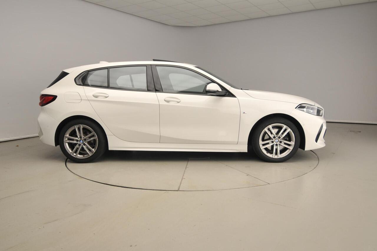 BMW 1-SERIE 5-Deurs 118i | M-Sportpakket | LED | Navigatie | Schuifdak | Sportstoelen | DAB | Harman-kardon sound | Alu 17 inch