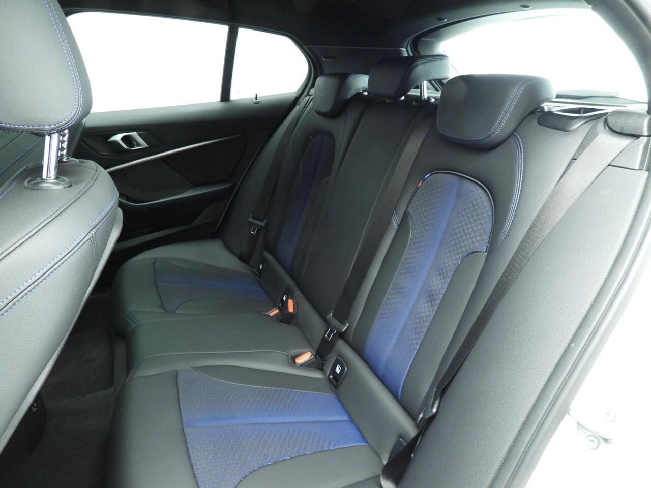 BMW 1-SERIE 5-Deurs 118i | M-Sportpakket | LED | Navigatie | Schuifdak | Sportstoelen | DAB | Harman-kardon sound | Alu 17 inch