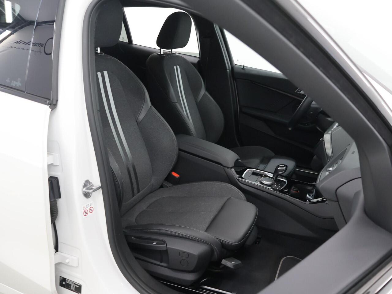 BMW 1-SERIE 118i Executive Edition Sport | Navigatie | Sportstoelen | DAB | Parkeersensoren | Climate Control | Cruise Control | Apple Carplay/Android Auto |