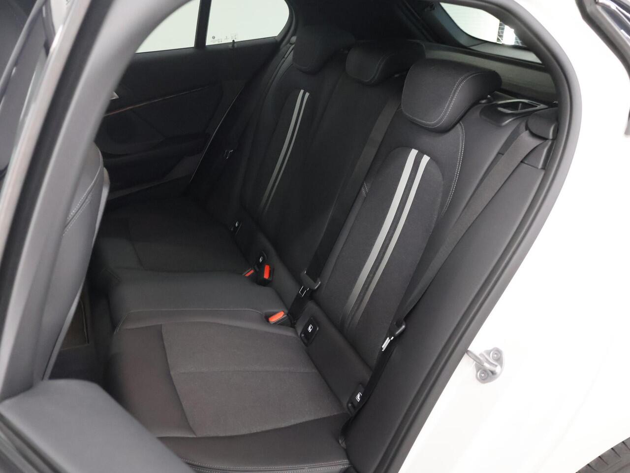 BMW 1-SERIE 118i Executive Edition Sport | Navigatie | Sportstoelen | DAB | Parkeersensoren | Climate Control | Cruise Control | Apple Carplay/Android Auto |