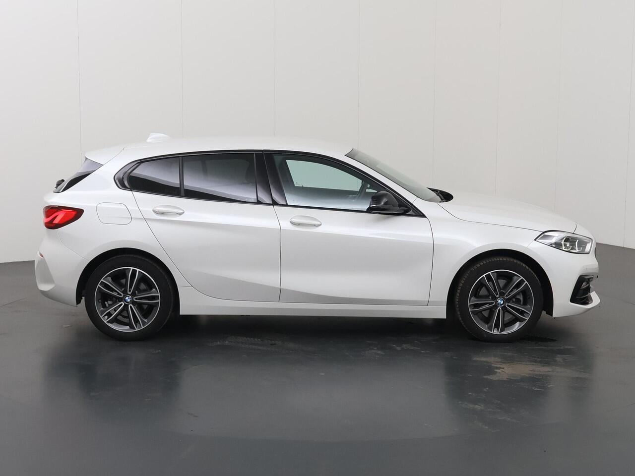 BMW 1-SERIE 118i Executive Edition Sport | Navigatie | Sportstoelen | DAB | Parkeersensoren | Climate Control | Cruise Control | Apple Carplay/Android Auto |