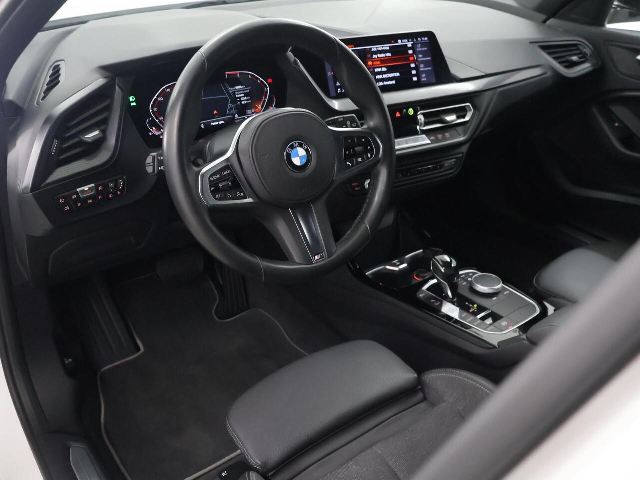BMW 1-SERIE 118i Executive Edition Sport | Navigatie | Sportstoelen | DAB | Parkeersensoren | Climate Control | Cruise Control | Apple Carplay/Android Auto |