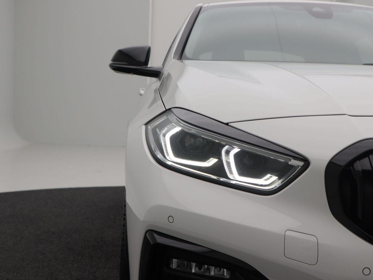 BMW 1-SERIE 118i 140 Pk High Executive Edition | M-Design | Stoelverwarming | Climatronic | Full LED | Navigatie | Virtual Cockpit | 19 Inch | 124.706 Km !!