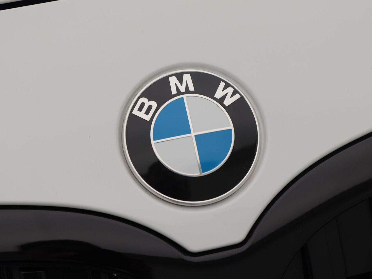 BMW 1-SERIE 118i 140 Pk High Executive Edition | M-Design | Stoelverwarming | Climatronic | Full LED | Navigatie | Virtual Cockpit | 19 Inch | 124.706 Km !!