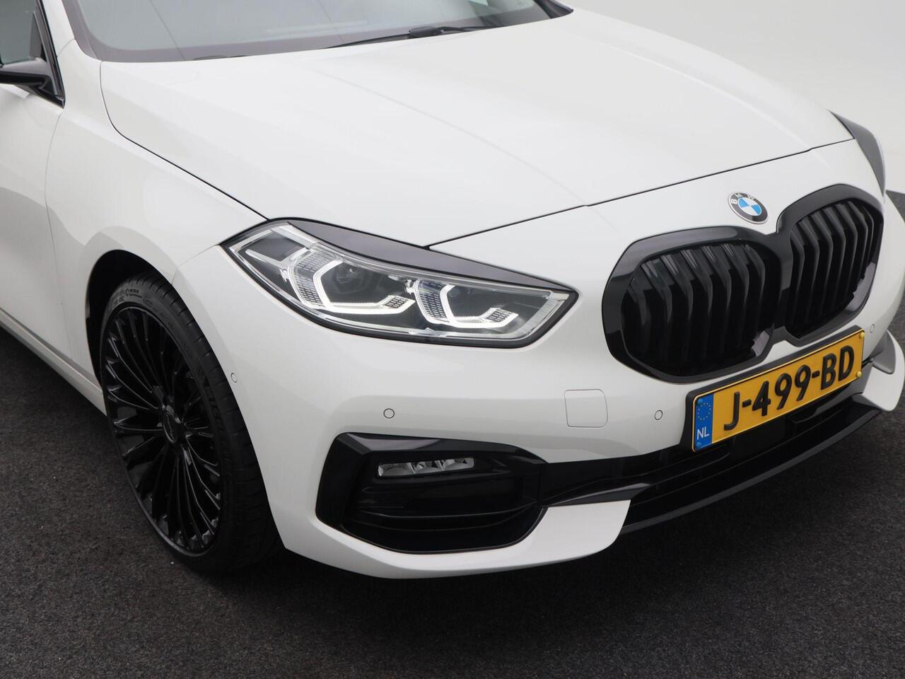 BMW 1-SERIE 118i 140 Pk High Executive Edition | M-Design | Stoelverwarming | Climatronic | Full LED | Navigatie | Virtual Cockpit | 19 Inch | 124.706 Km !!