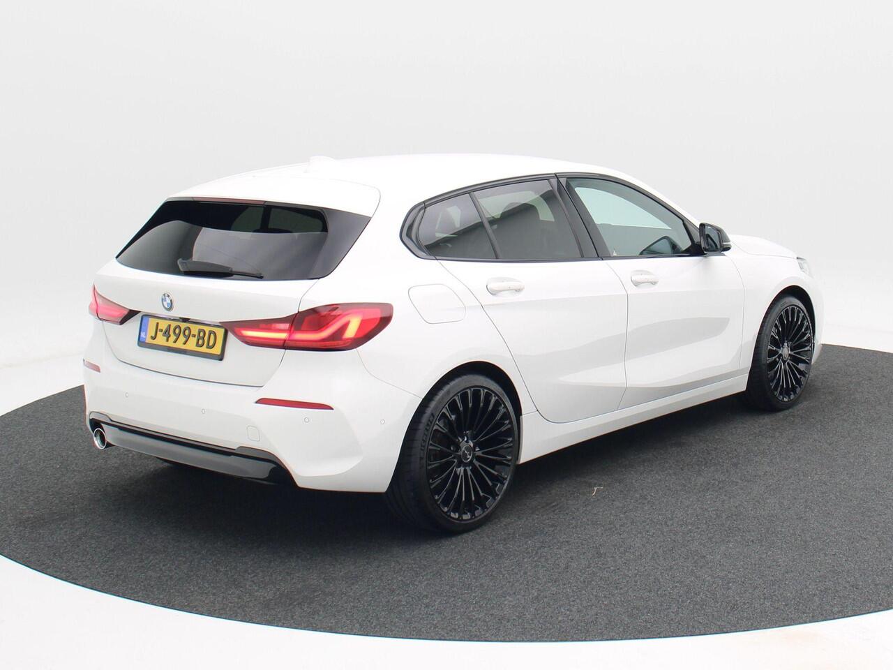 BMW 1-SERIE 118i 140 Pk High Executive Edition | M-Design | Stoelverwarming | Climatronic | Full LED | Navigatie | Virtual Cockpit | 19 Inch | 124.706 Km !!