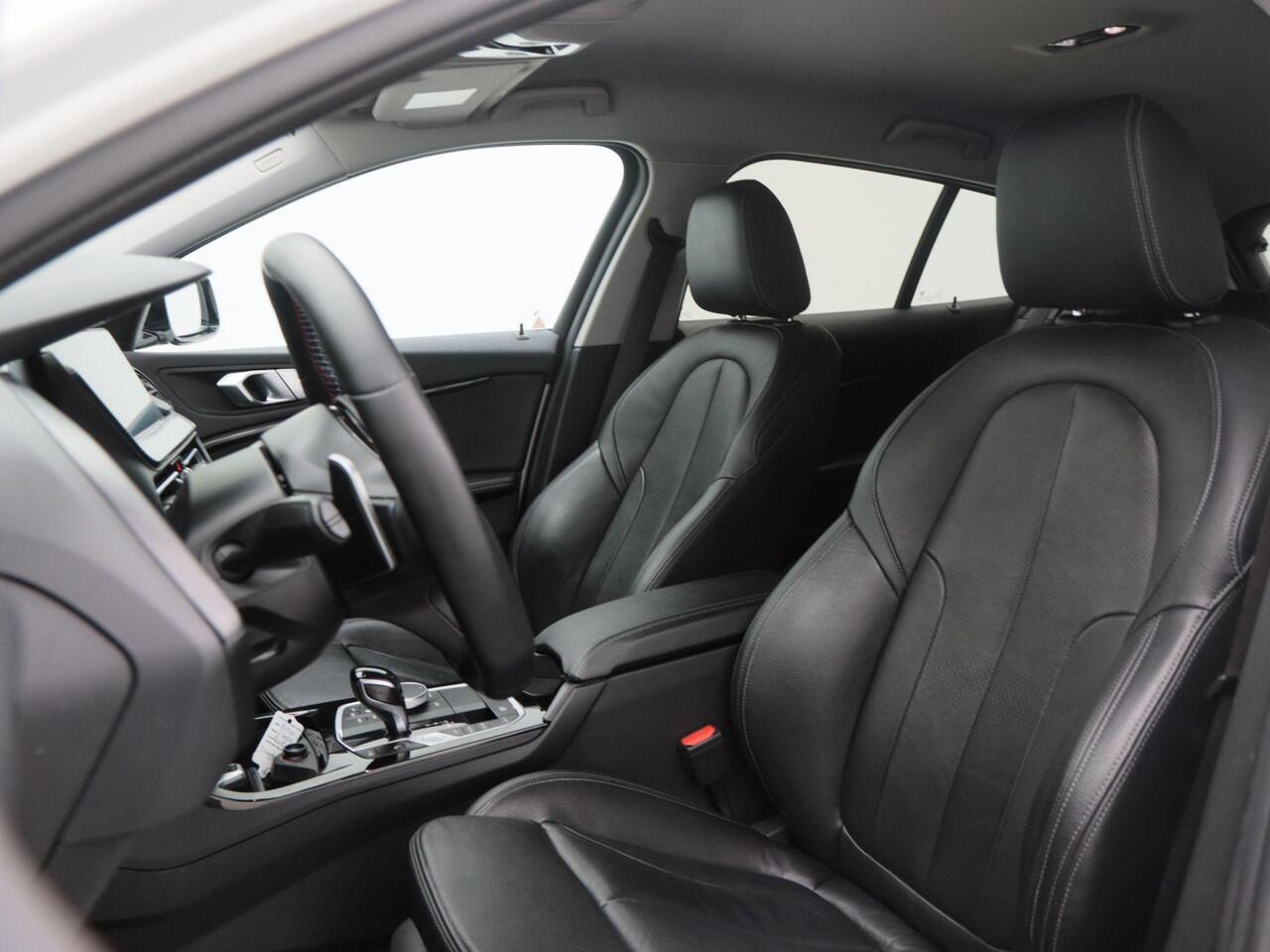 BMW 1-SERIE 118i 140 Pk High Executive Edition | M-Design | Stoelverwarming | Climatronic | Full LED | Navigatie | Virtual Cockpit | 19 Inch | 124.706 Km !!