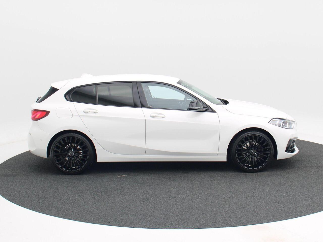 BMW 1-SERIE 118i 140 Pk High Executive Edition | M-Design | Stoelverwarming | Climatronic | Full LED | Navigatie | Virtual Cockpit | 19 Inch | 124.706 Km !!