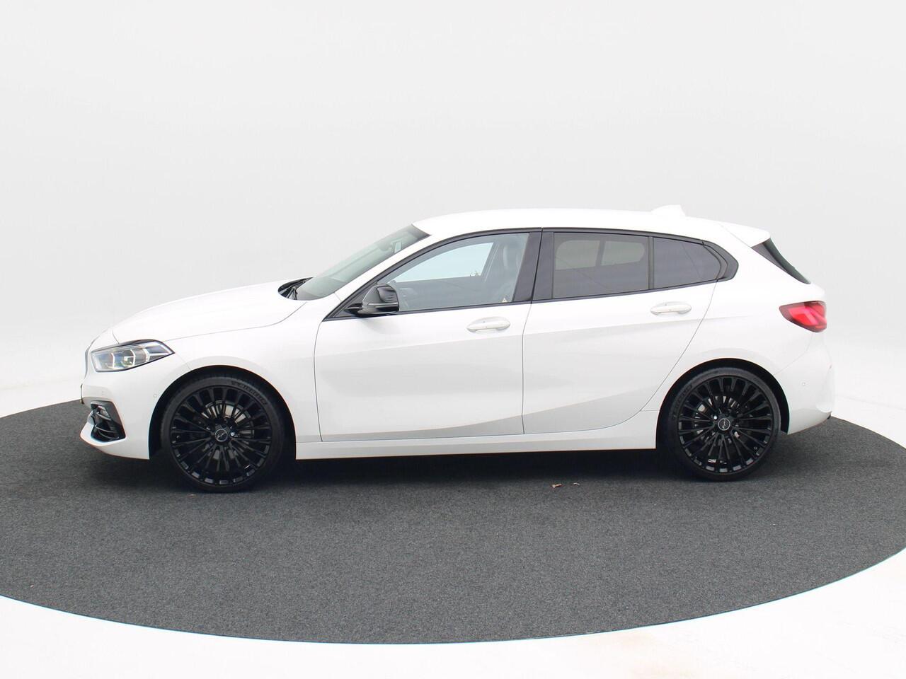BMW 1-SERIE 118i 140 Pk High Executive Edition | M-Design | Stoelverwarming | Climatronic | Full LED | Navigatie | Virtual Cockpit | 19 Inch | 124.706 Km !!