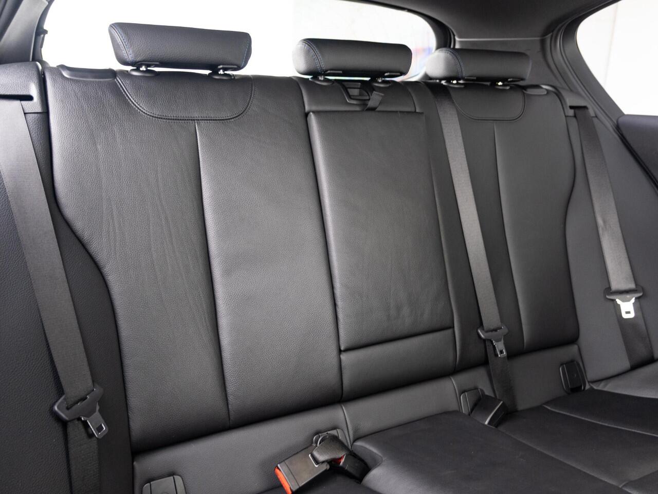 BMW 1-SERIE M140i | High Executive | Akrapovic | Harman-Kardon | Stuurwielrand verwarmd | Achteruitrijcamera | Schuif-/kanteldak | Stoelverwarming | Lentevoordeel
