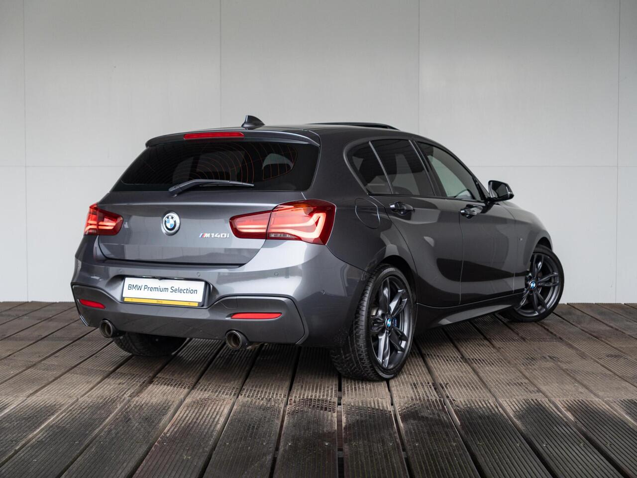 BMW 1-SERIE M140i | High Executive | Akrapovic | Harman-Kardon | Stuurwielrand verwarmd | Achteruitrijcamera | Schuif-/kanteldak | Stoelverwarming | Lentevoordeel