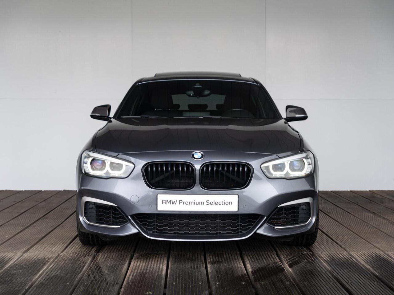BMW 1-SERIE M140i | High Executive | Akrapovic | Harman-Kardon | Stuurwielrand verwarmd | Achteruitrijcamera | Schuif-/kanteldak | Stoelverwarming | Lentevoordeel