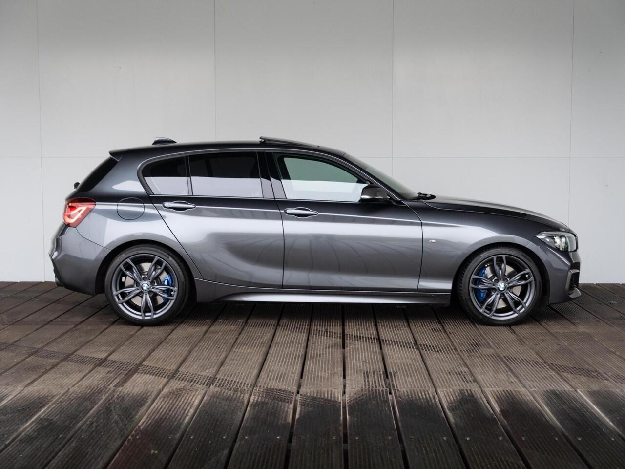 BMW 1-SERIE M140i | High Executive | Akrapovic | Harman-Kardon | Stuurwielrand verwarmd | Achteruitrijcamera | Schuif-/kanteldak | Stoelverwarming | Lentevoordeel