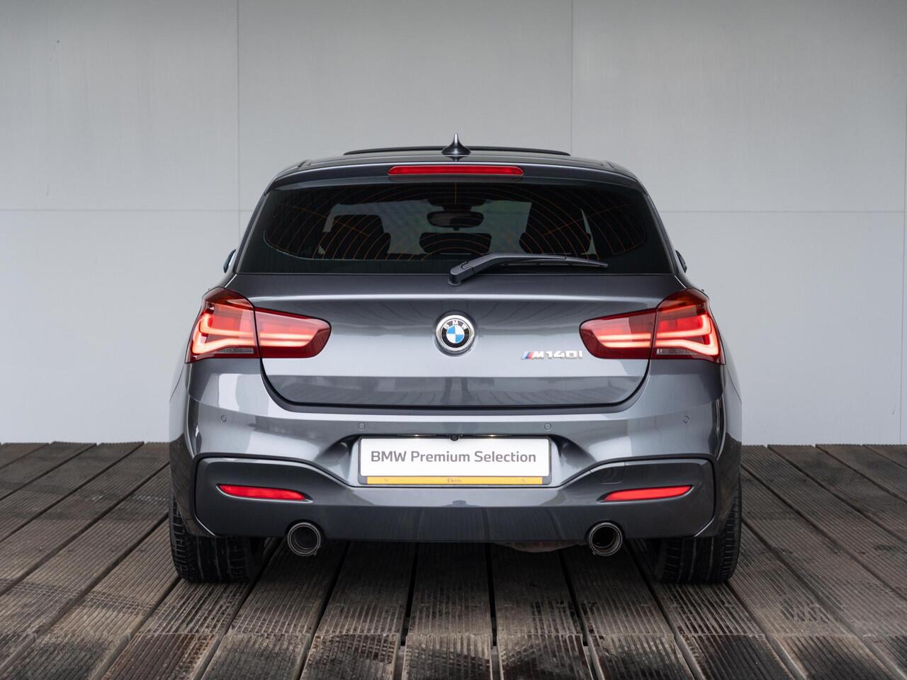 BMW 1-SERIE M140i | High Executive | Akrapovic | Harman-Kardon | Stuurwielrand verwarmd | Achteruitrijcamera | Schuif-/kanteldak | Stoelverwarming | Lentevoordeel
