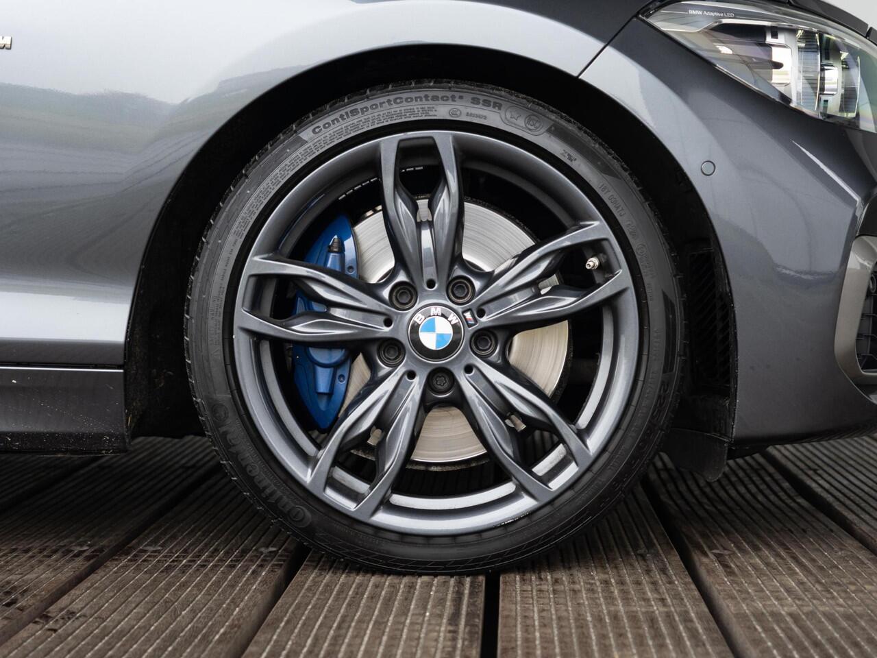 BMW 1-SERIE M140i | High Executive | Akrapovic | Harman-Kardon | Stuurwielrand verwarmd | Achteruitrijcamera | Schuif-/kanteldak | Stoelverwarming | Lentevoordeel