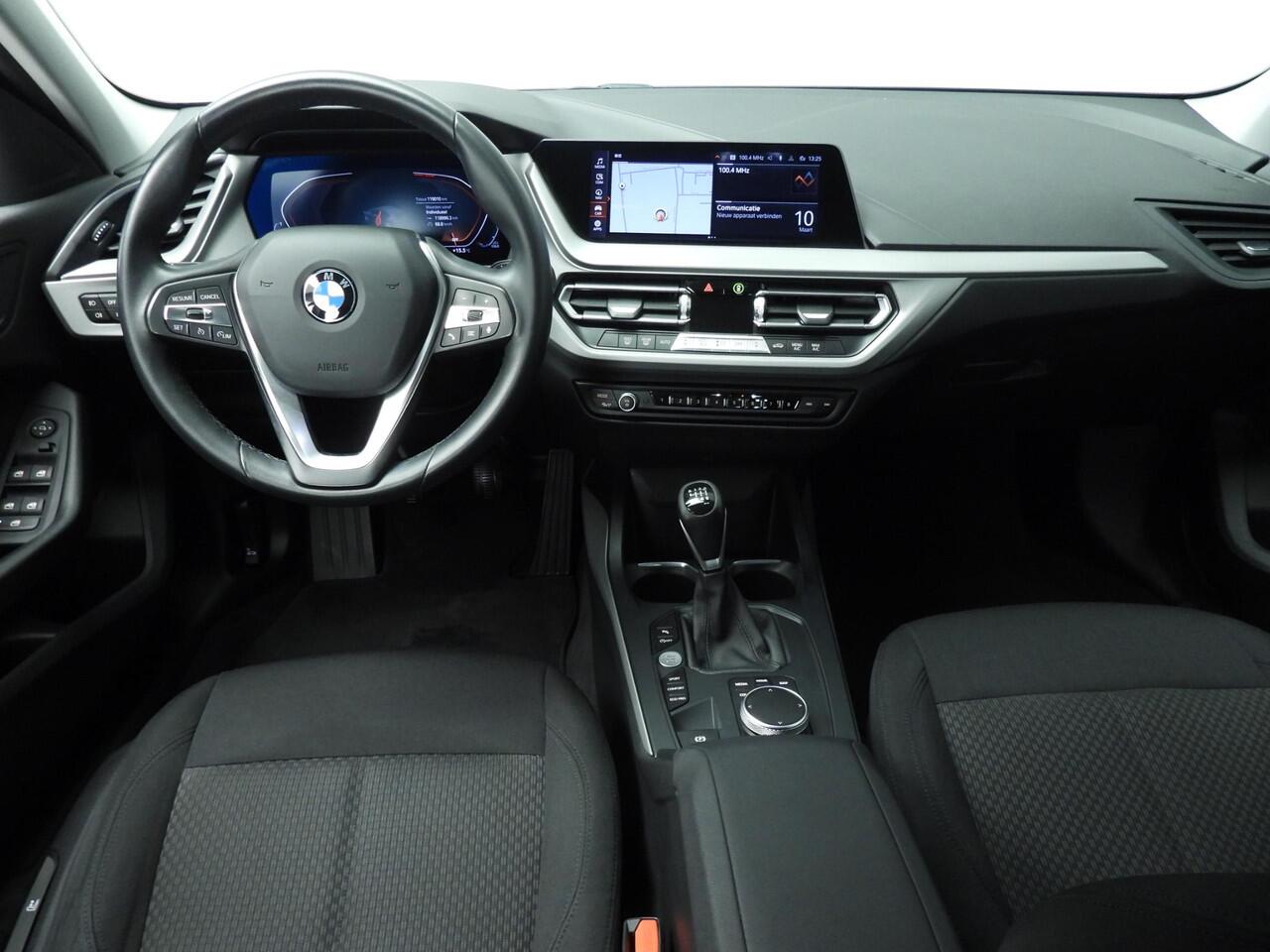 BMW 1-SERIE 5-deurs 116i | Handbak !! | LED | Navigatie | Clima | PDC | Cruise controle | DAB | Alu 17 inch