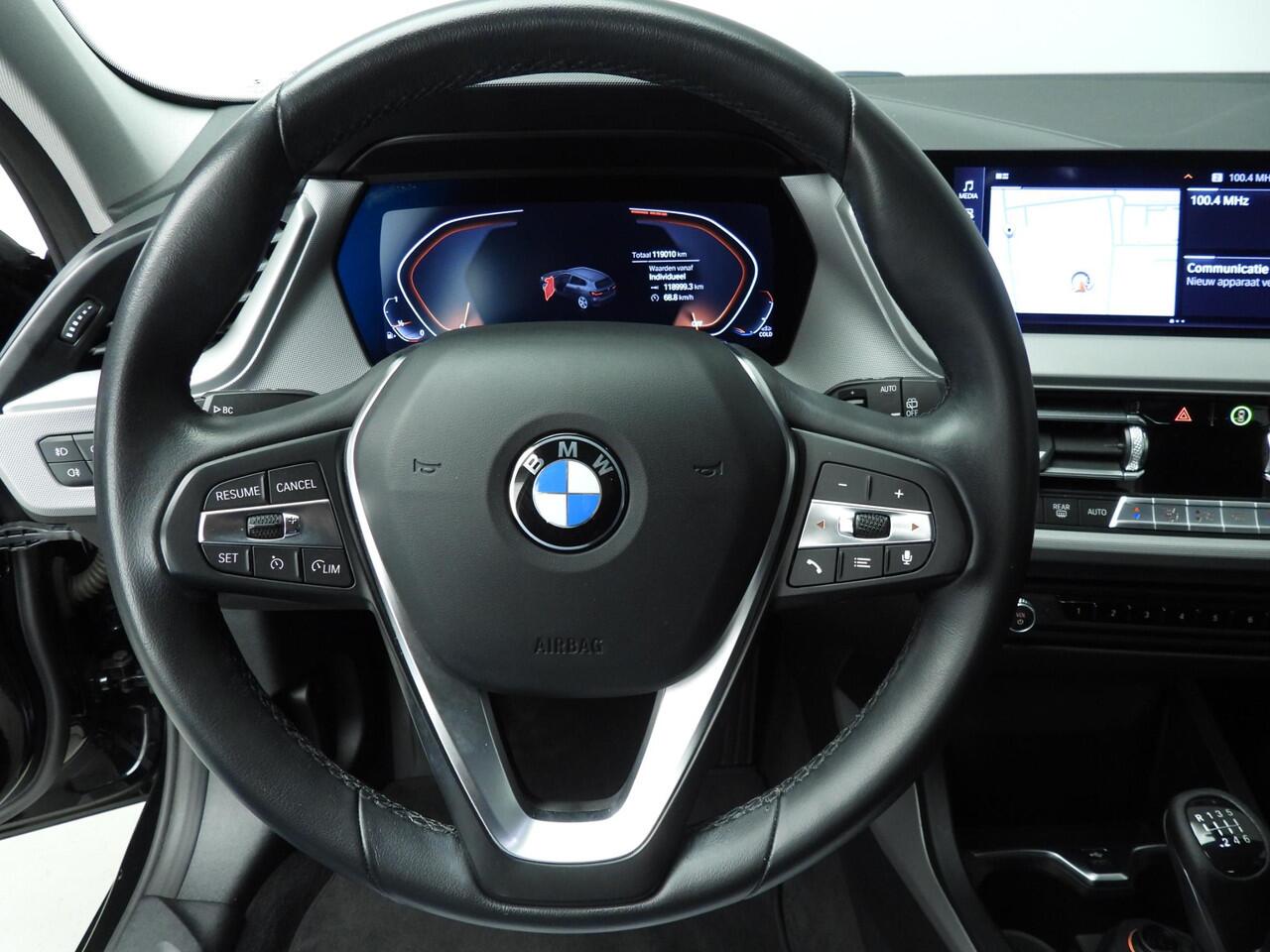 BMW 1-SERIE 5-deurs 116i | Handbak !! | LED | Navigatie | Clima | PDC | Cruise controle | DAB | Alu 17 inch