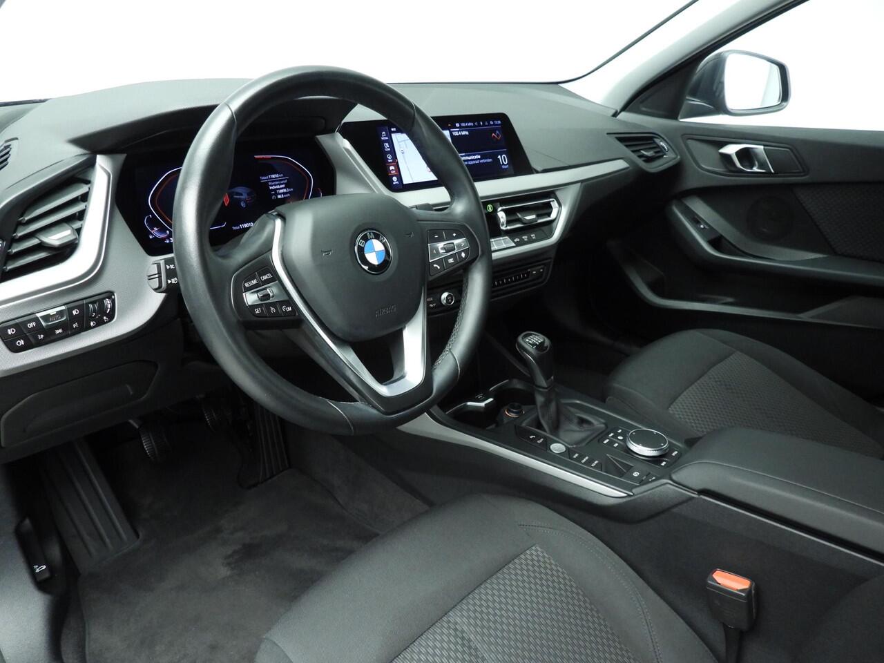 BMW 1-SERIE 5-deurs 116i | Handbak !! | LED | Navigatie | Clima | PDC | Cruise controle | DAB | Alu 17 inch