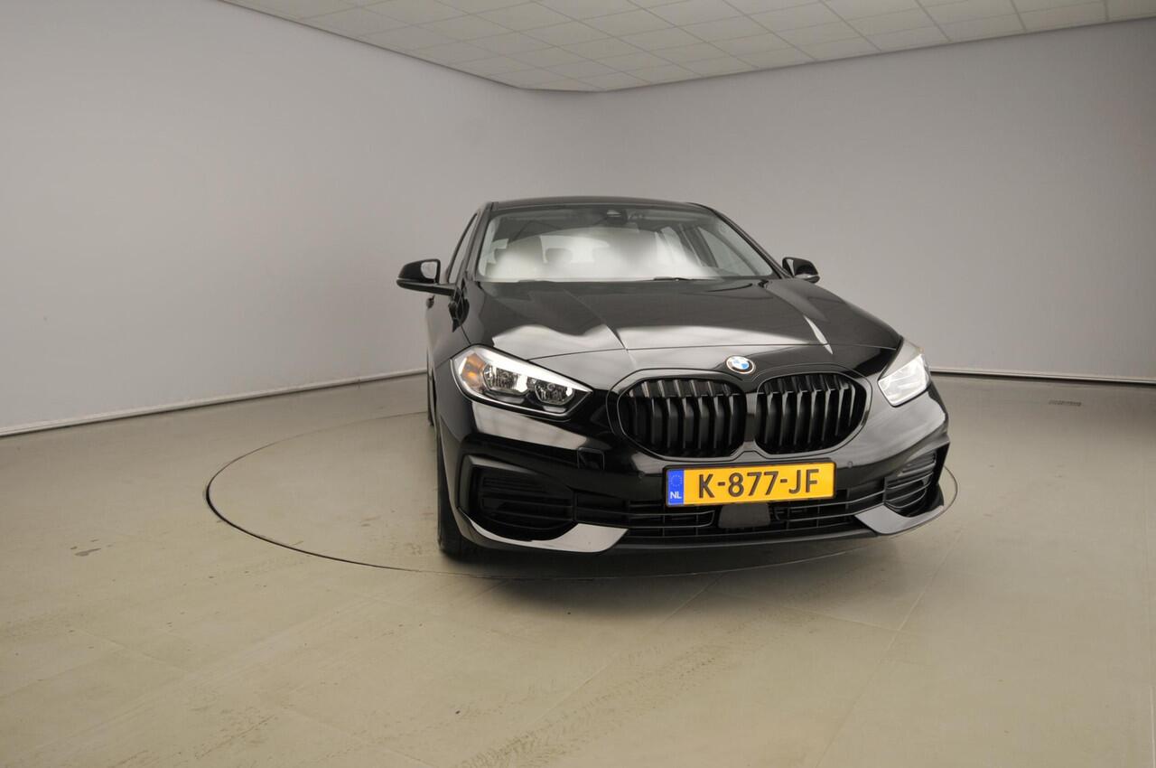 BMW 1-SERIE 5-deurs 118i | LED | Navigatie | Trekhaak | Clima | PDC | DAB | Alu 16 inch