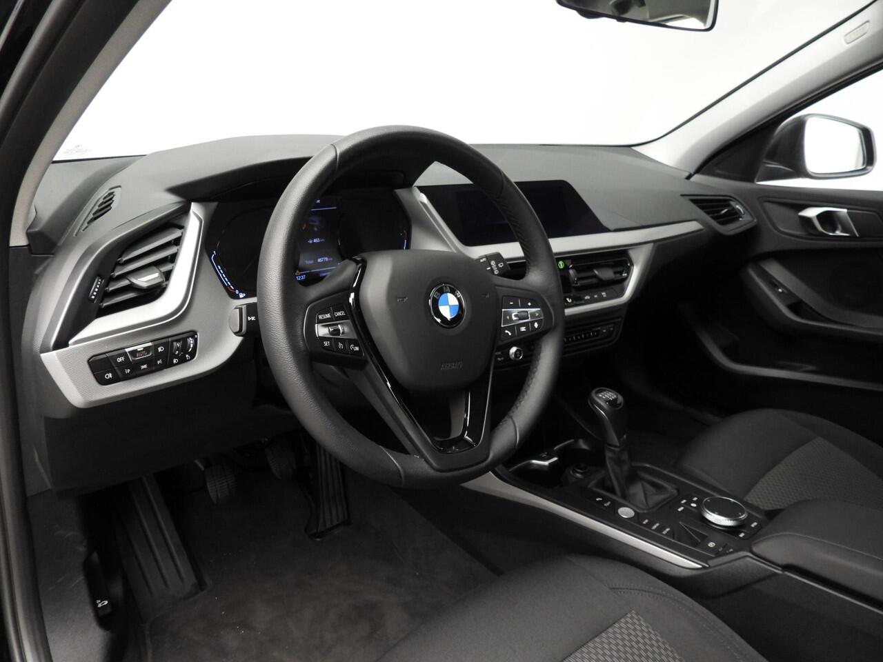 BMW 1-SERIE 5-deurs 118i | LED | Navigatie | Trekhaak | Clima | PDC | DAB | Alu 16 inch