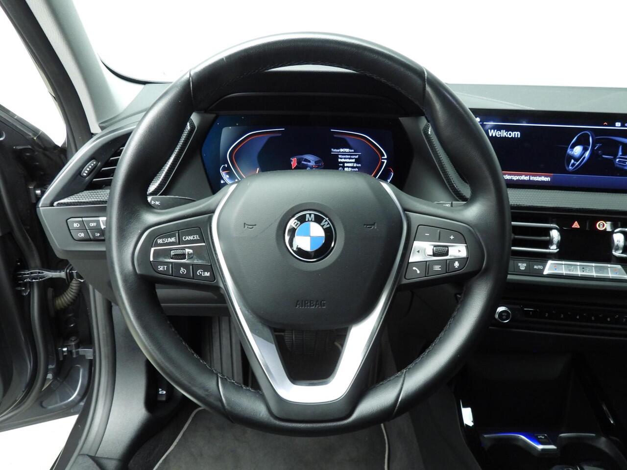 BMW 1-SERIE 5-deurs 120i LED | Navigatie | Sportstoelen | Clima | PDC | Shadow line | DAB | Alu 17 inch