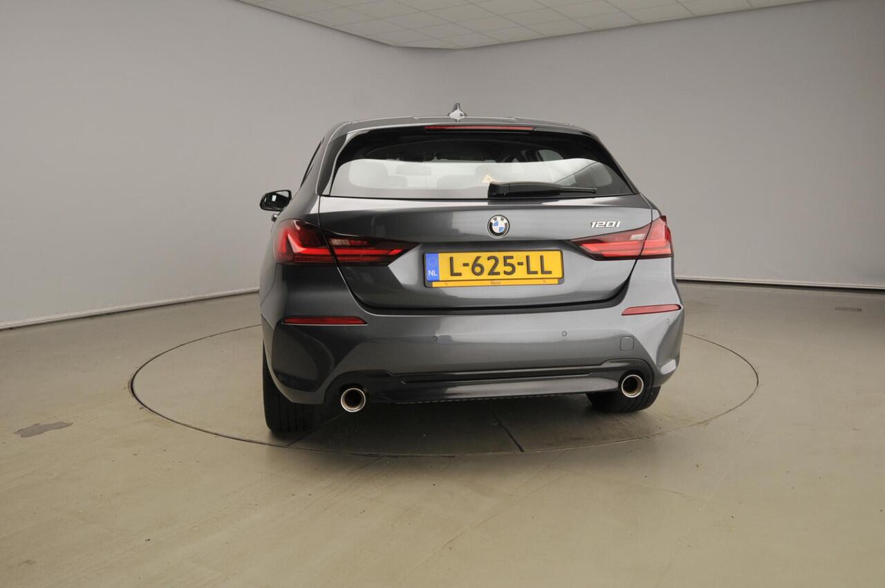 BMW 1-SERIE 5-deurs 120i LED | Navigatie | Sportstoelen | Clima | PDC | Shadow line | DAB | Alu 17 inch