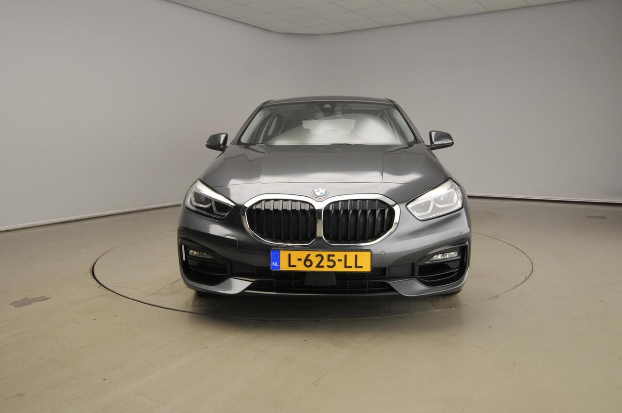 BMW 1-SERIE 5-deurs 120i LED | Navigatie | Sportstoelen | Clima | PDC | Shadow line | DAB | Alu 17 inch