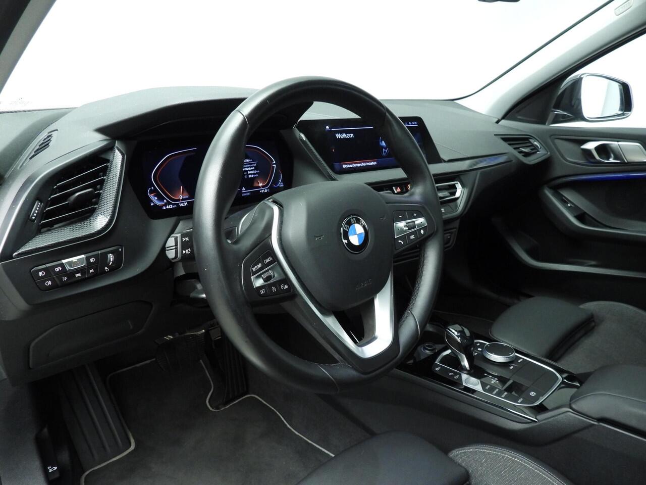 BMW 1-SERIE 5-deurs 120i LED | Navigatie | Sportstoelen | Clima | PDC | Shadow line | DAB | Alu 17 inch