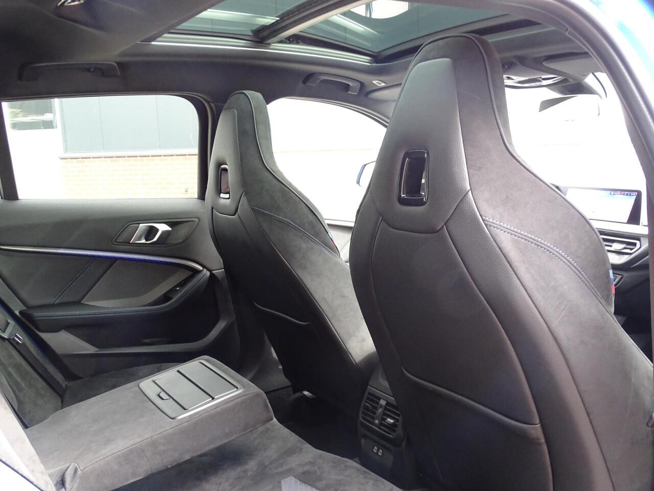 BMW 1-SERIE M135i xDrive High Executive PANORAMADAK|HEAD-UP DISPLAY|DODEHOEK DETECTIE|ACHTERUIT RIJ CAMERA|SPORT STOELEN|KEYLESS ENTRY/GO|NAVIGATIE|LASER KOPLAMPEN