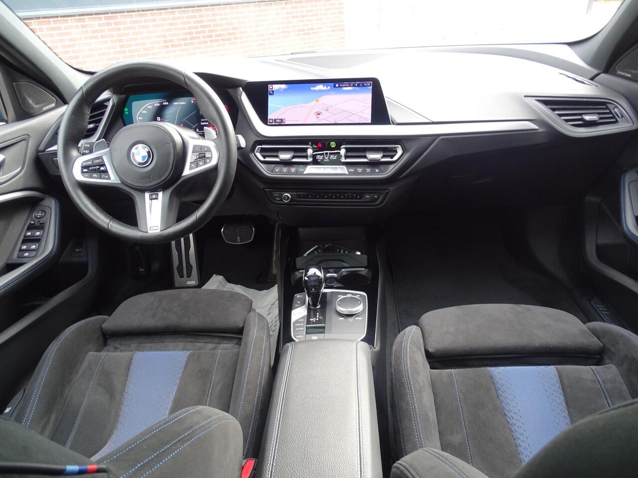 BMW 1-SERIE M135i xDrive High Executive PANORAMADAK|HEAD-UP DISPLAY|DODEHOEK DETECTIE|ACHTERUIT RIJ CAMERA|SPORT STOELEN|KEYLESS ENTRY/GO|NAVIGATIE|LASER KOPLAMPEN