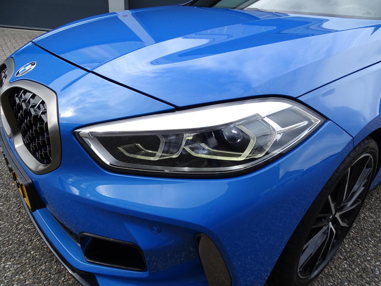 BMW 1-SERIE M135i xDrive High Executive PANORAMADAK|HEAD-UP DISPLAY|DODEHOEK DETECTIE|ACHTERUIT RIJ CAMERA|SPORT STOELEN|KEYLESS ENTRY/GO|NAVIGATIE|LASER KOPLAMPEN