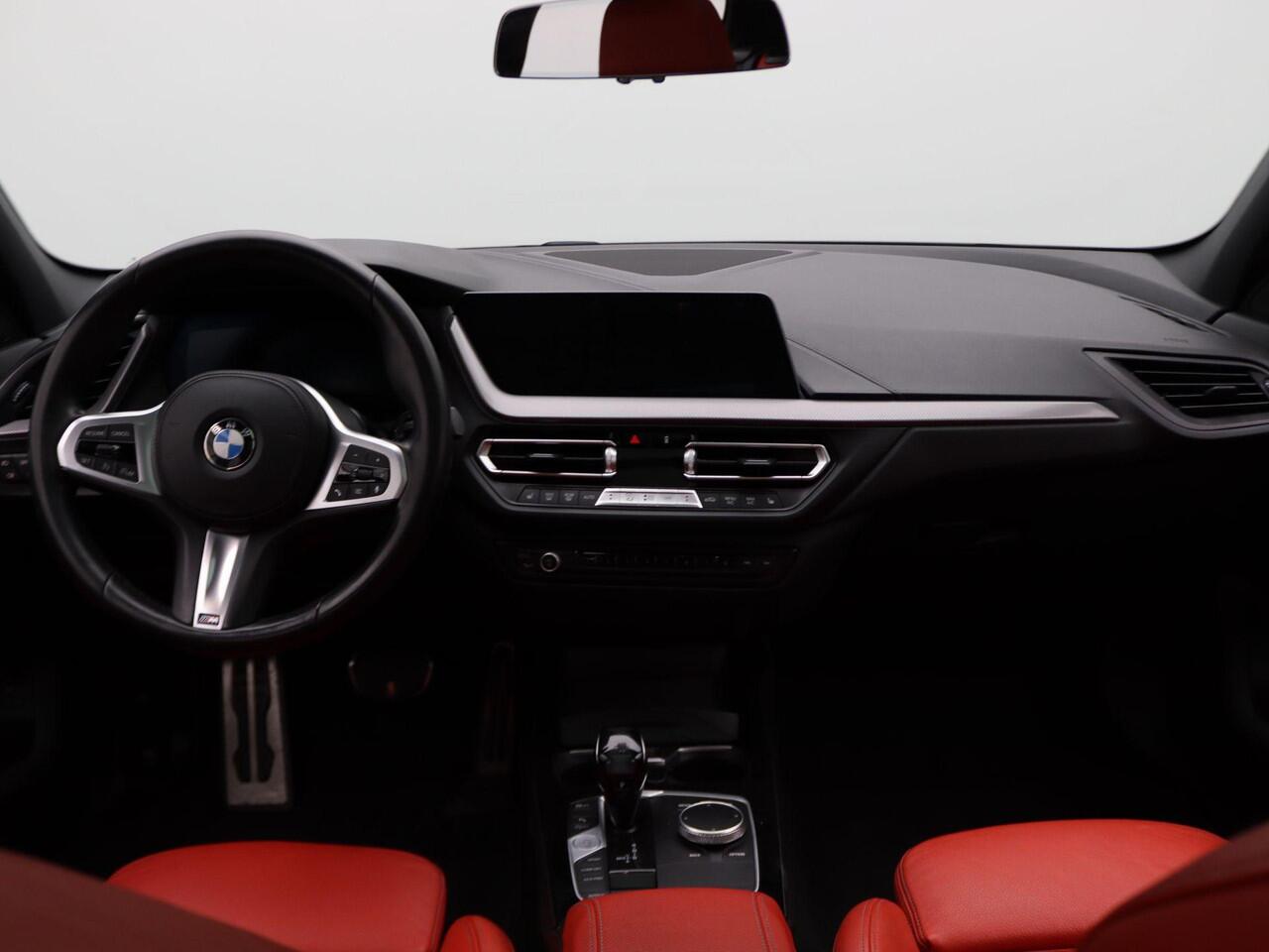 BMW 1-SERIE 5-deurs 118i High Executive | M Sport Plus Pack | Audio Media Pack | Parking Pack | Panoramadak | LED Koplampen | DAB | HIFi | 19''