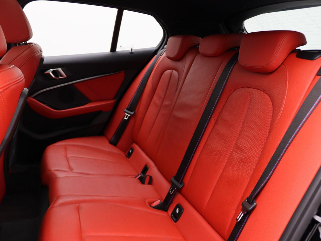 BMW 1-SERIE 5-deurs 118i High Executive | M Sport Plus Pack | Audio Media Pack | Parking Pack | Panoramadak | LED Koplampen | DAB | HIFi | 19''