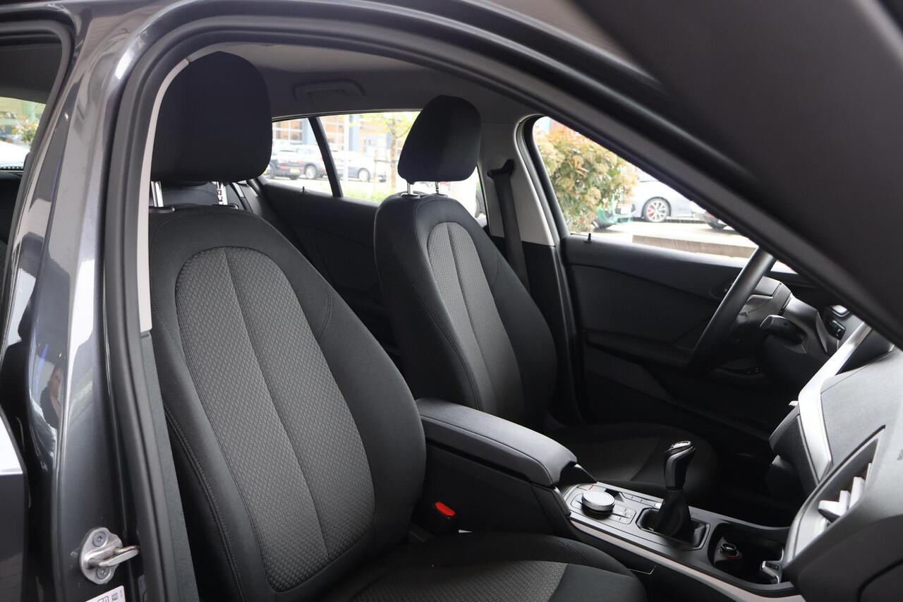 BMW 1-SERIE 118i | Business Edition Plus | Parking Pack | Voorstoelen Verwarmd