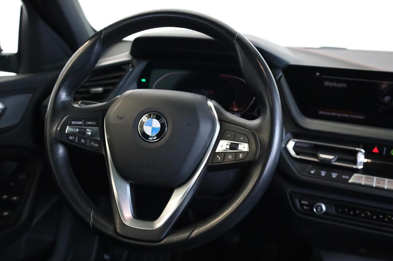 BMW 1-SERIE 118i Executive Edition | Sportstoelen | Driving Assistant | Voorstoelen Verwarmd | Elektrisch Glazen Panorama-dak